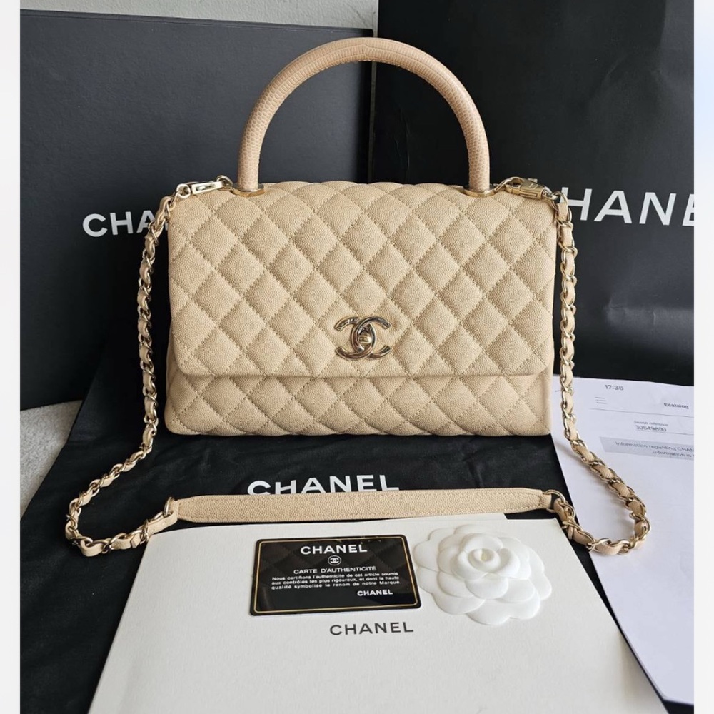 CHANEL Cream Quilted Shoulder Bag with Gold Chain
